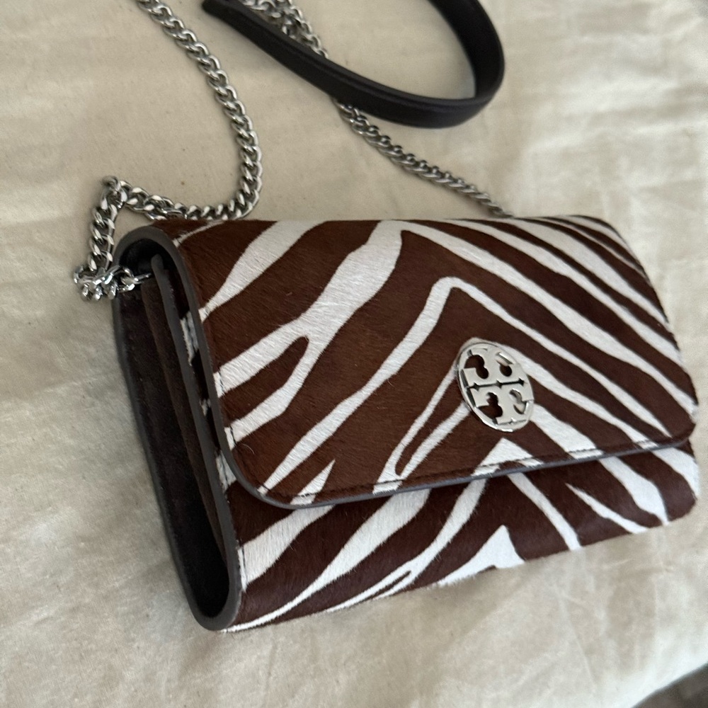 New TORY BURCH WILLA HAIRCALF CHAIN Wallet Crossbody In Zebra - Picture 11 of 11